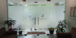 stiker sandblast sebagai safety 300x150 - Stiker kaca sandblast Sebagai Safety